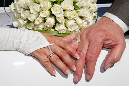新娘和新郎的手