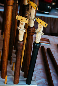 展示了数十个手工制作的木笛