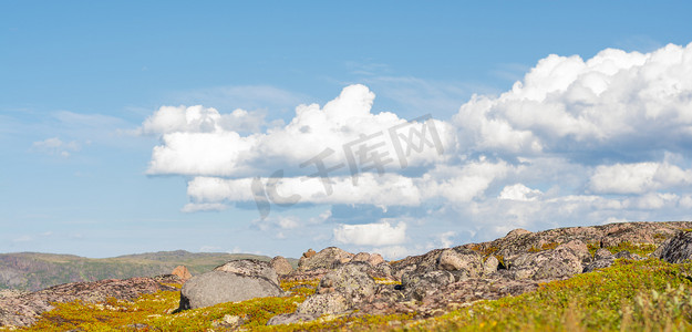 山丘背景摄影照片_摩尔曼斯克地区山丘背景下的巨大圆石