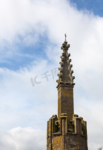 勒德洛教区教堂塔上的雕刻尖顶