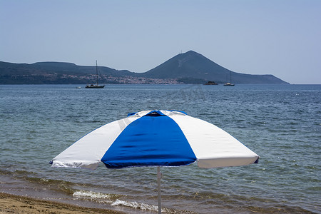 蓝白沙滩伞