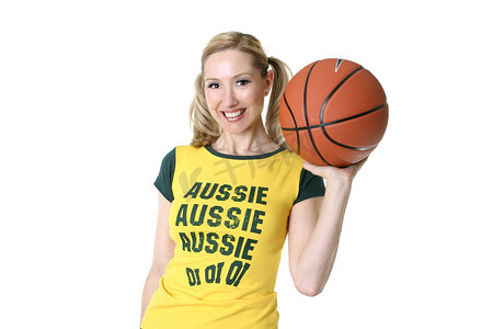 蓝球体育运动摄影照片_有篮球的运动型澳洲女孩