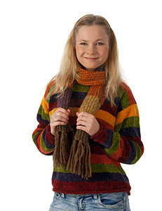 条纹毛衣摄影照片_微笑的年轻女子穿着条纹毛衣