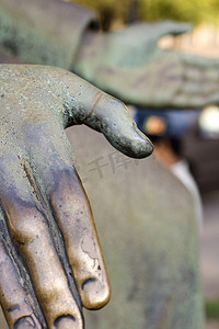 青铜雕像的手