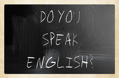 写英语摄影照片_“”“你会说英语吗”“用白色粉笔在黑板上手写”