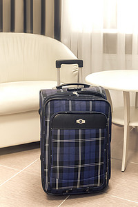 旅行者的手提箱在一间舒适的旅馆房间里