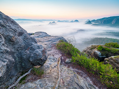 朦胧醒来，山水朦胧。