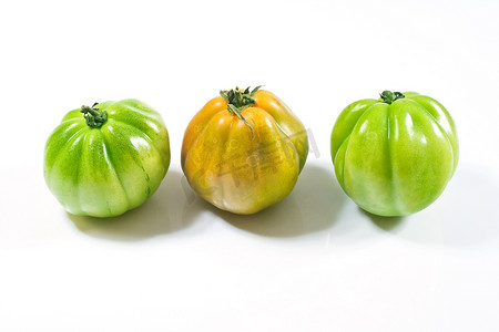 充足的营养摄影照片_绿色和红色的西红柿