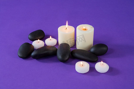 紫色背景中的蜡烛和禅石