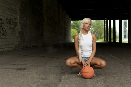 坐在篮球里的小女孩图片