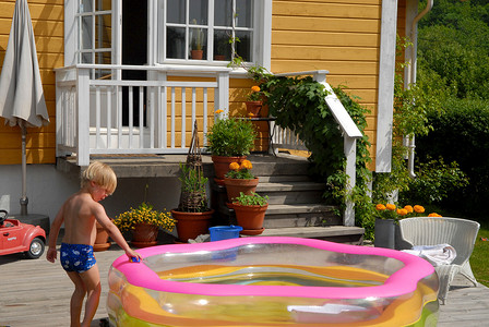 斯堪的纳维亚生活方式 — 男孩玩塑料池