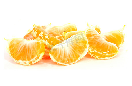 蒸馏器摄影照片_白色背景上去皮的橙子片