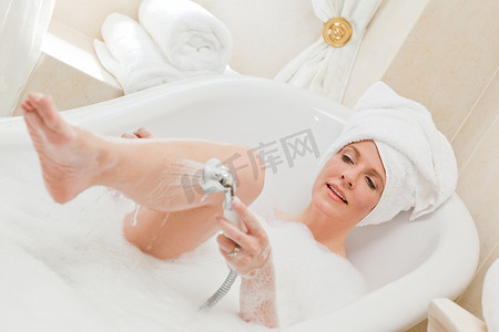 微笑的女人头上戴着毛巾洗澡