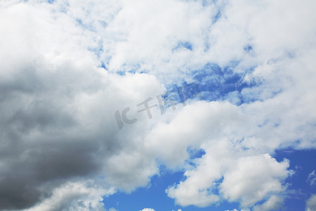 大面积云摄影照片_层积云和深蓝色的天空