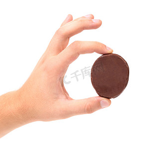 手里拿着巧克力的白色亲吻饼干。