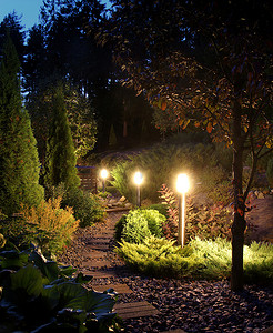 亮灯的家摄影照片_有照明的花园小径露台