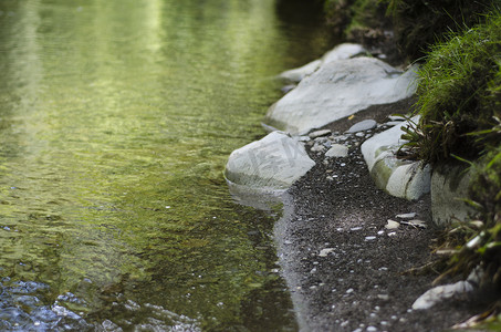 光滑的石头遇见平静的河流