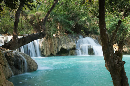 “关西瀑布老挝，丛林中的著名瀑布，风景秀丽”