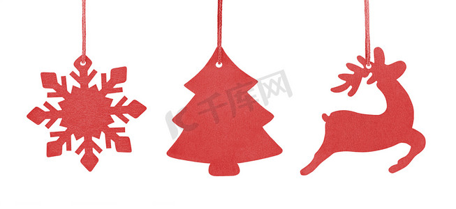 一套红色悬挂的木制装饰品圣诞树、雪花和孤立在白色背景上的鹿。