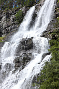 挪威峡湾的大瀑布在春天