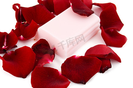 有玫瑰花瓣的桃红色肥皂