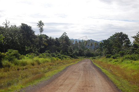 巴布亚新几内亚丛林中的碎石路