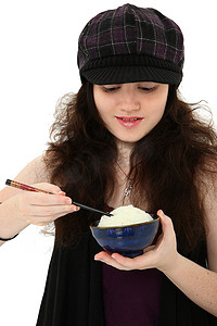 年轻女子用筷子吃米饭
