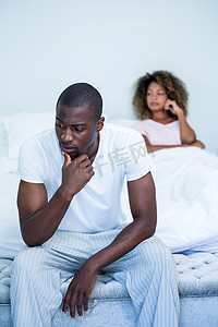 在床上打架后，心烦意乱的夫妻互相忽视