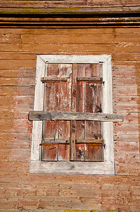 有窗户快门的老木庄园房子墙壁