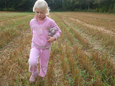 农田建房摄影照片_斯堪的纳维亚生活方式女孩在农田玩耍