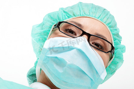戴外科口罩的严肃护士或医生的特写