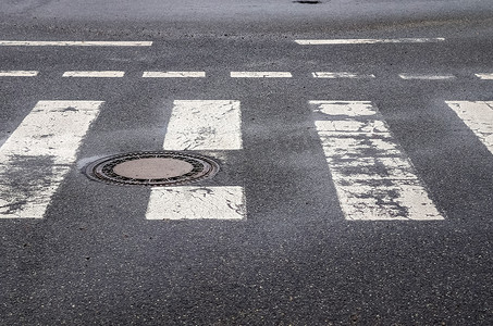 欧洲一条道路上涂成白色的人行斑马线。