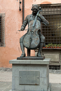 “意大利卢卡的普契尼青铜雕像，靠近他出生的房子。”