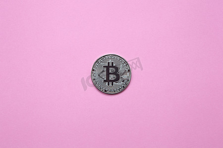 千禧年摄影照片_千禧年粉红色背景上的银色比特币。
