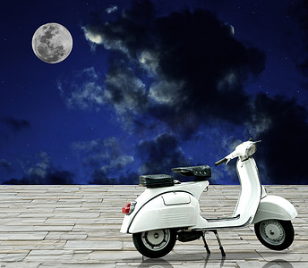 夜空中满月的白色复古摩托车