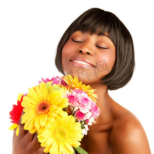 黑人女孩享受鲜花