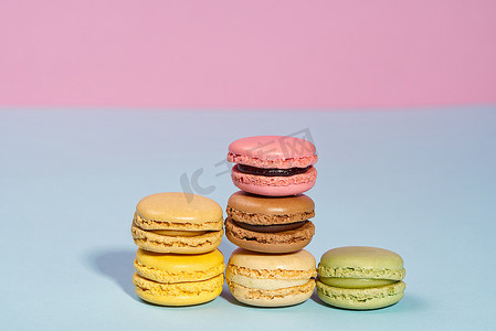 马卡龙背景摄影照片_粉色和蓝色背景的法式甜点马卡龙。