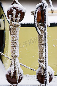 冬天被雪覆盖的船绳