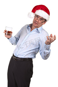 醉了摄影照片_拿着饮料的圣诞老人帽子的醉酒商人