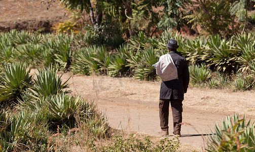 走在马达加斯加坏路上的老人