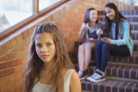 学校朋友在学校走廊欺负一个悲伤的女孩