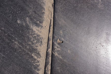 褐色大理石纹摄影照片_“作为驱动板或驱动板的钢板生锈、刮擦”