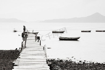 “沿海孤独的码头，低饱和度的图像。”