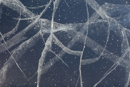 厚冰层张力裂缝蜘蛛网