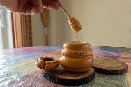 装有椴树蜂蜜的陶瓷罐