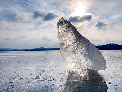 大酬宾盛大开业摄影照片_大浮冰上的冰山或冰块。