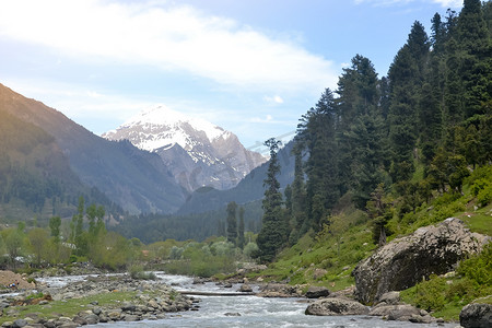 杰尔摄影照片_杰赫勒姆河是印度河的一条支流，流经以喜马拉雅山脉和皮尔本杰尔山脉为界的克什米尔河谷。