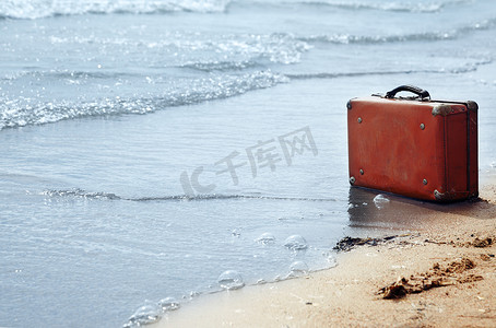 水袋气球摄影照片_沙滩上的孤独