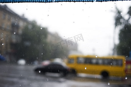 雨中汽车摄影照片_雨中交通