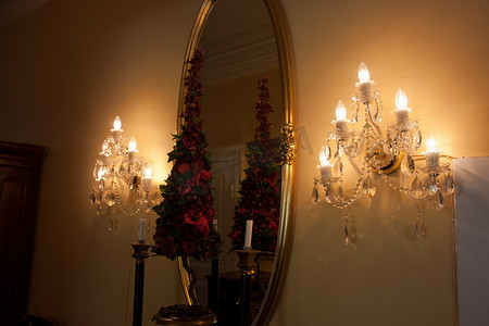 漂亮的水晶古典枝形吊灯和镜子